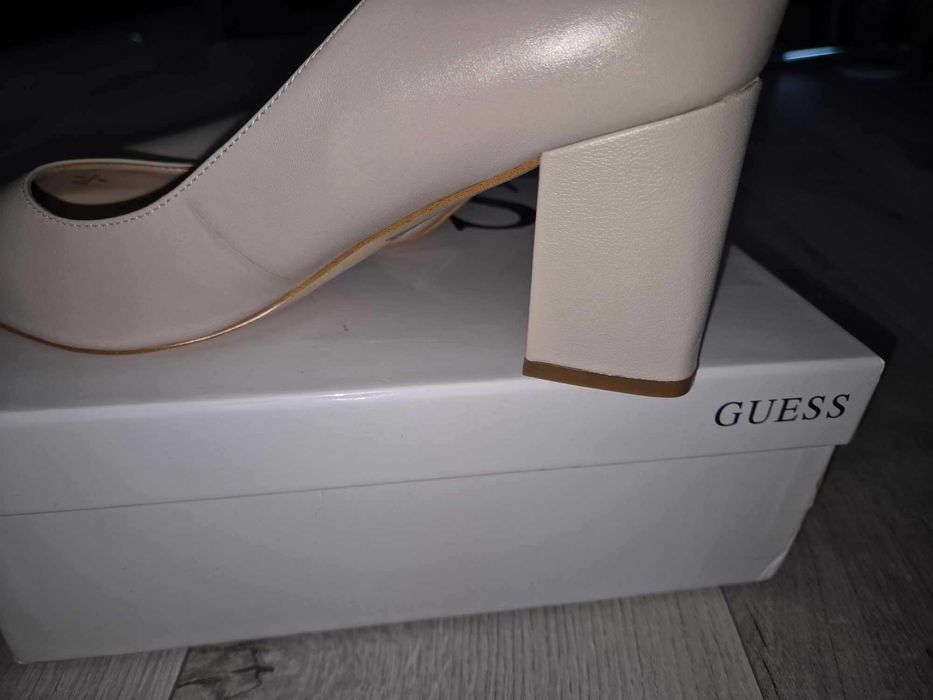 Czółenka Guess r. 40