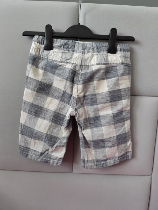 Krótkie spodenki C&A rozm 128