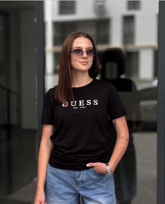 Базова футболка біла чорна Guess
