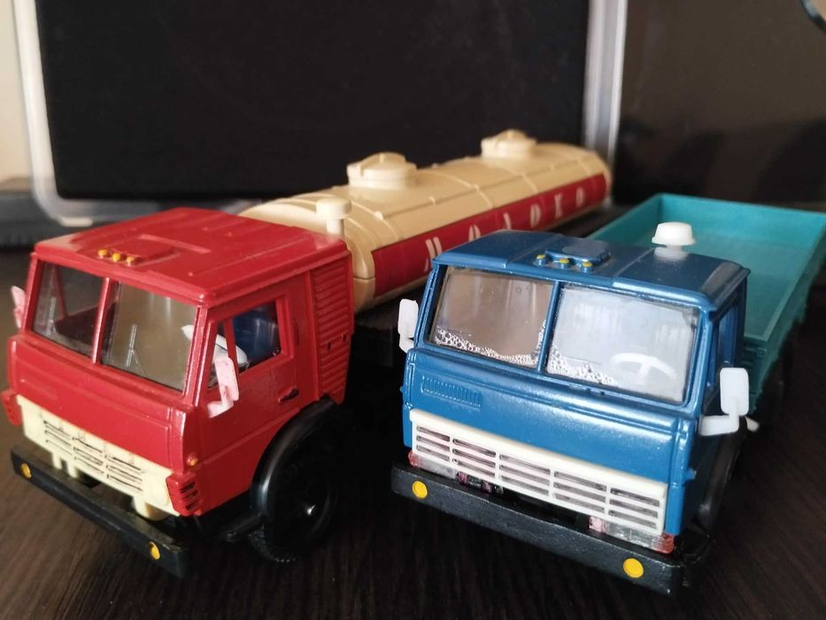 модели КАМАЗов  5320, 55111 и 5410 сделано в СССР м 1/43 в идеальном состоянии