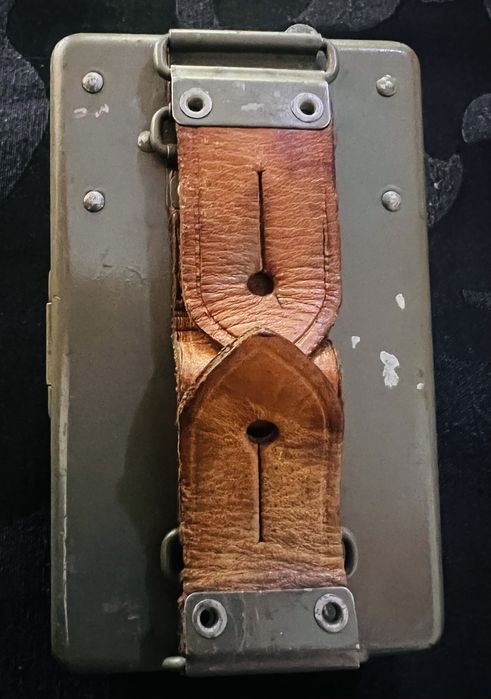 Duas lanternas antigas do exército suíço