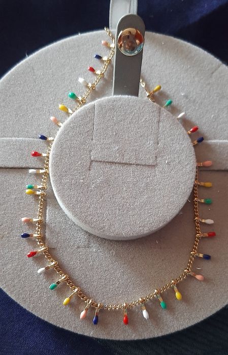 Vendo colar em metal dourado e acabamentos manuais