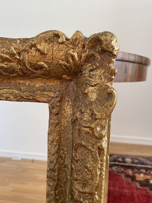 Espelho com moldura em talha dourada