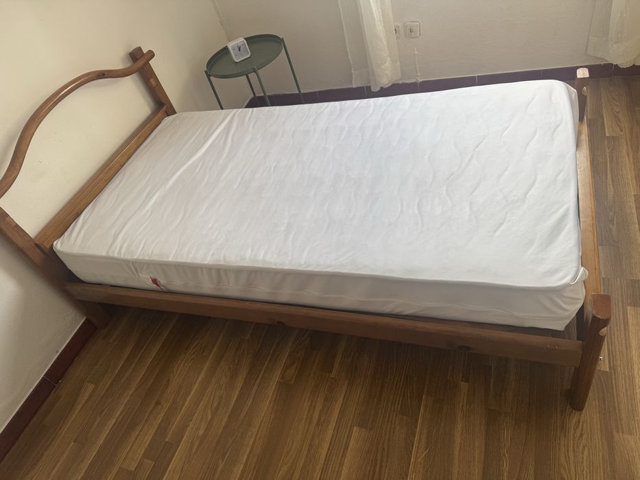 Cama de viuvo madeira e invernisada