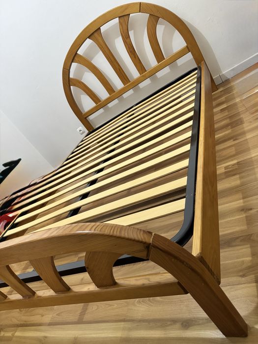 Cama de madeira com estrutura metálica
