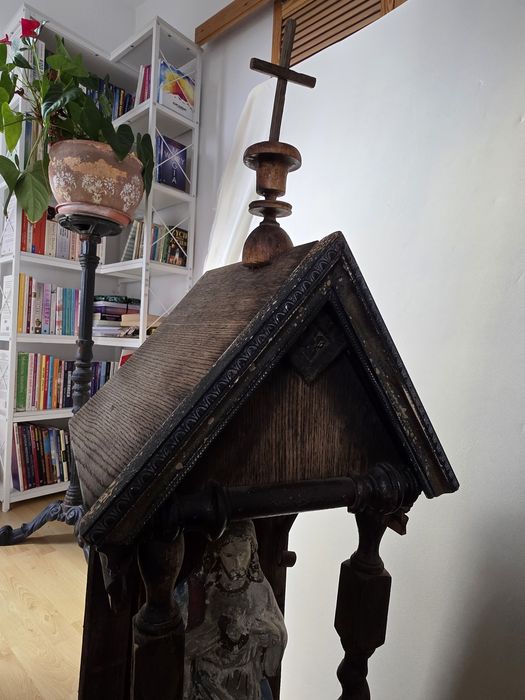 Stara, retro kapliczka święta, drewniana, święta figura, Jezus,