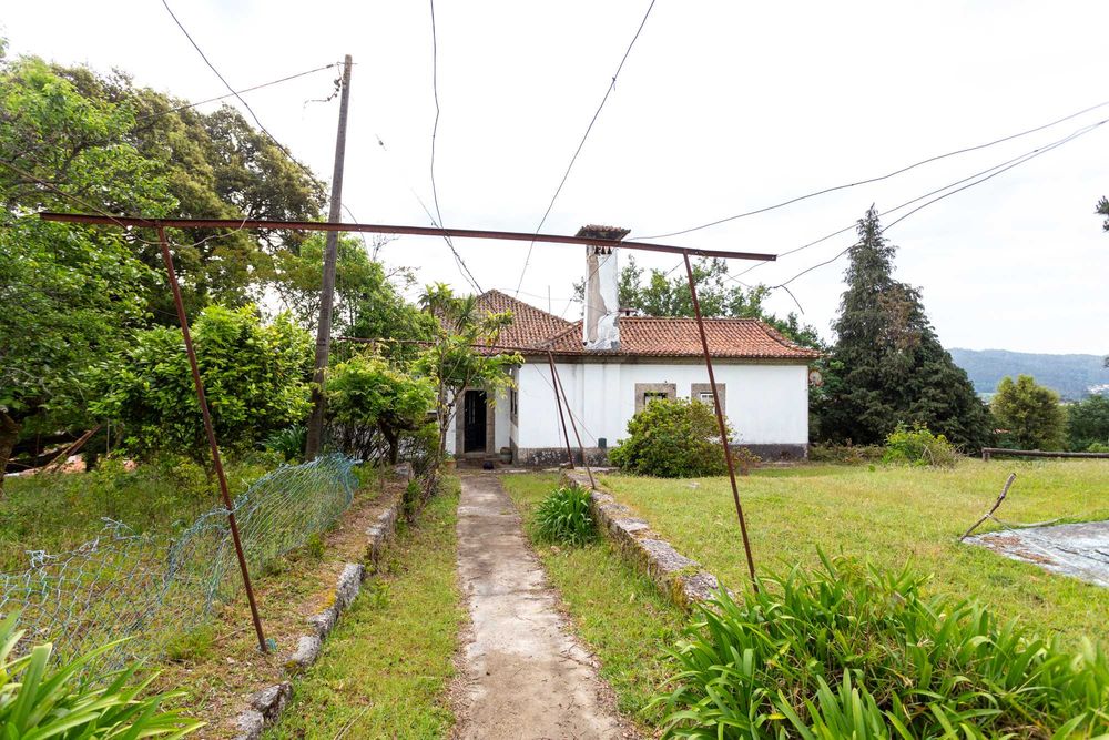 Moradia classificada de interesse arquitetónico com logradouro e terreno sobrante com viabilidade de construção.