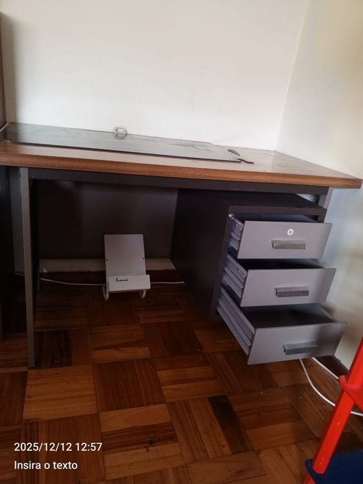 Secretária com gavetas