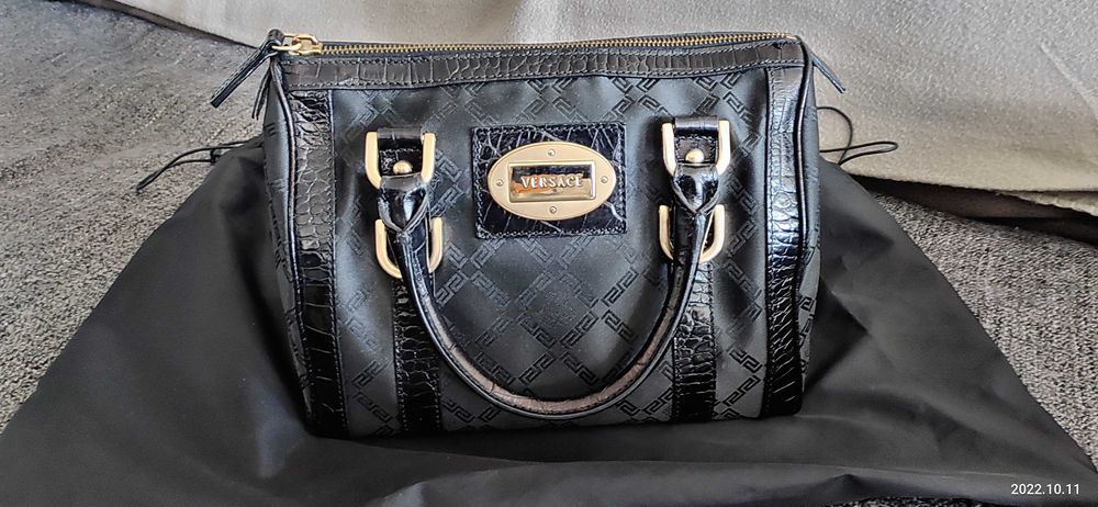 Orginalna  torebka -kuferek  Versace do reki .