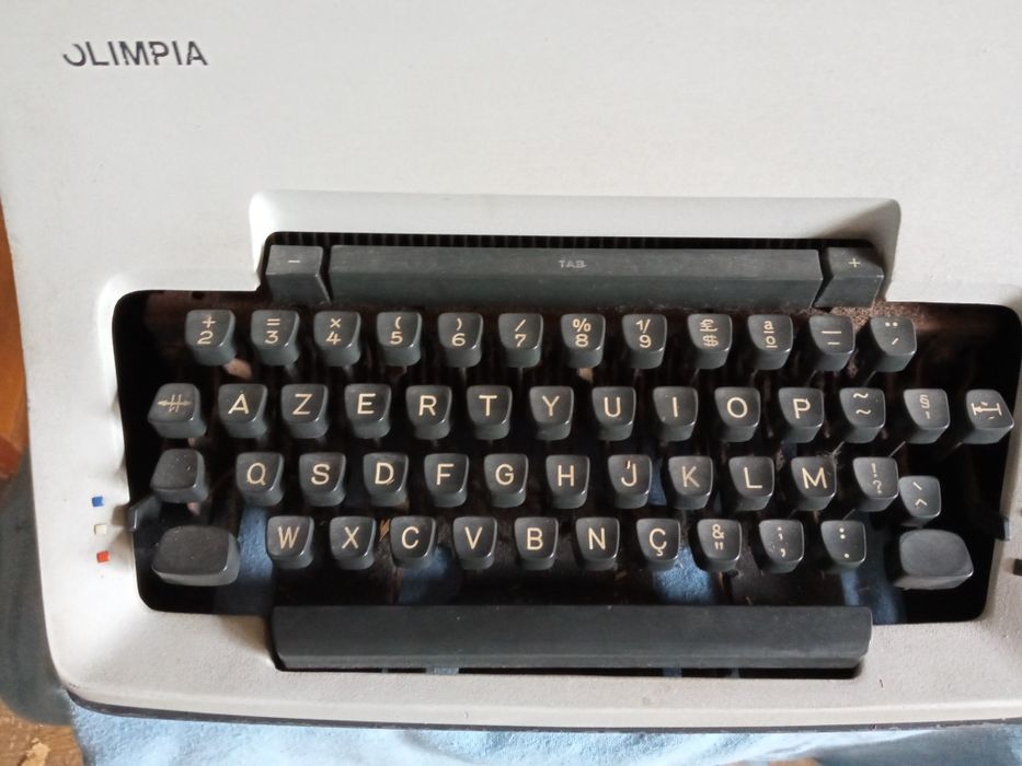 Duas máquinas de escrever, Triumph e Olimpia