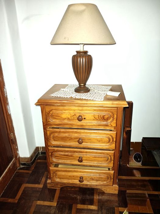 Roupeiro, Escrivaninha, estante e mesa de cabeceira. Móveis de Pinho m