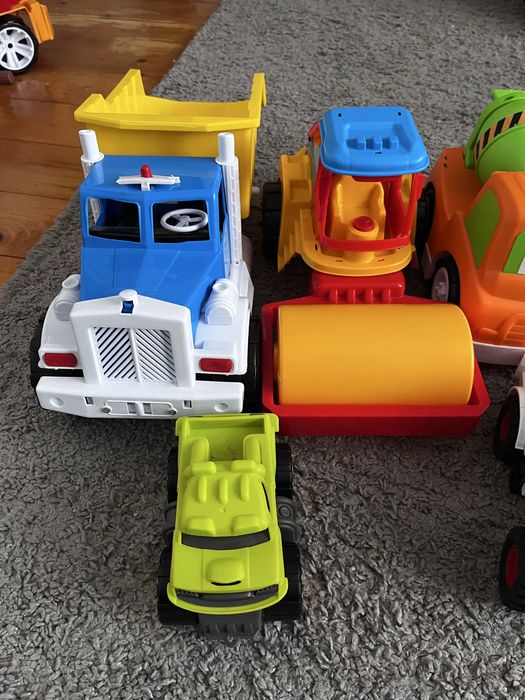 Машинки,поізд,трактор