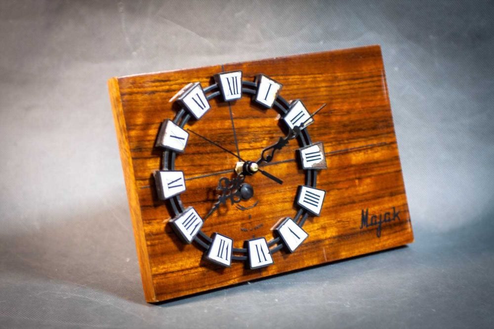 Дерев'яний кварцовий настінний годинник "Маяк" 60-х років