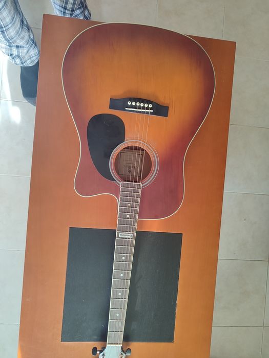 Guitarra acústica semi-eléctrica