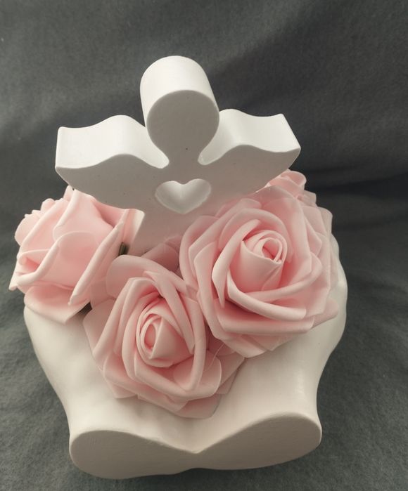 Wieczny bukiet róż w dłoniach z aniołem