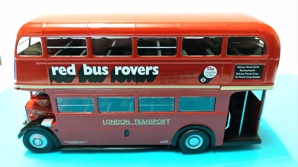 AEC Regent III RT - Red Bus: Miniatura autocarro Londres - escala 1/43