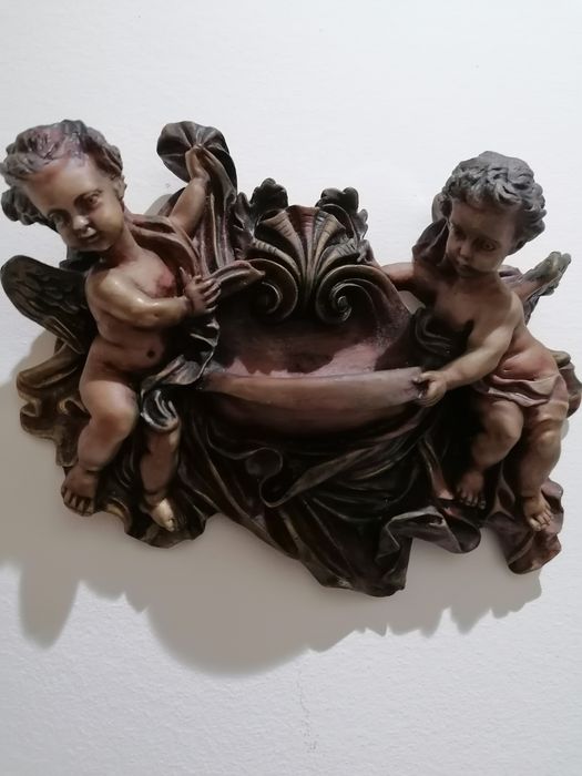 Estatueta de 2 anjos em marfinite, segurando uma pequena taça