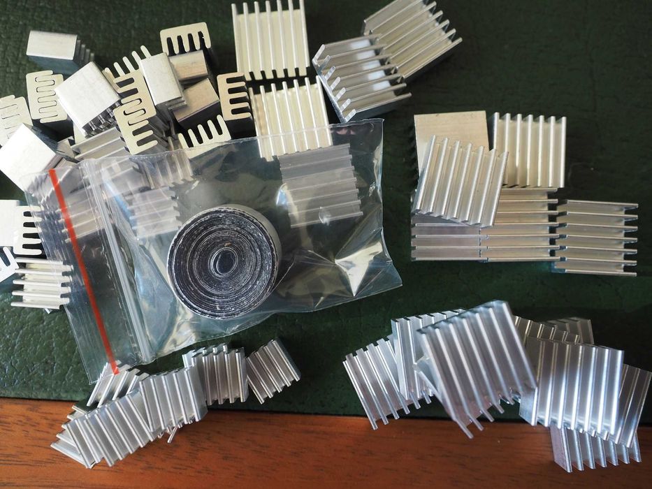 Радиаторы алюминиевые 14x14x6мм, 9x9x5мм (охлаждение чипов памяти)