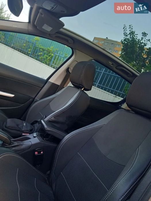 Автомобіль Пежо 308