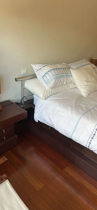 Cama e mesinhas de cabeceira