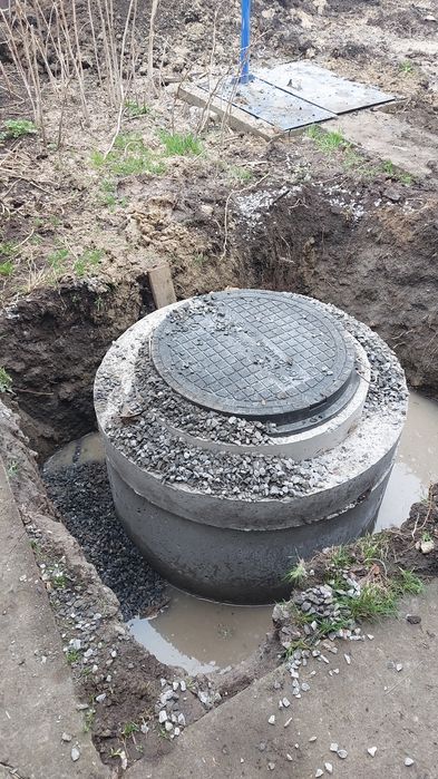 Кільце бетонне. Кришка. Септик. Яма. Екскаватор. Щебінь. Каналізація.