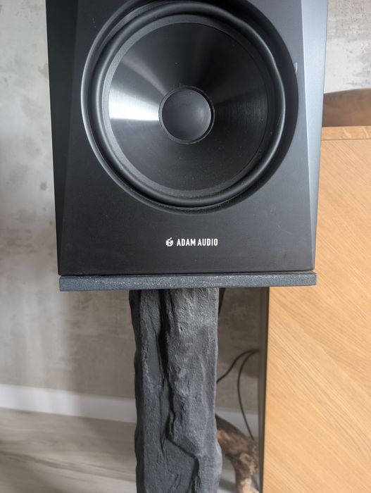 Okazja! Adam Audio T8V + Unikatowe Statywy