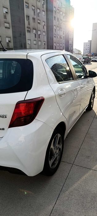 Toyota Yaris Hybrid 1.5 Comfort Navi à Venda