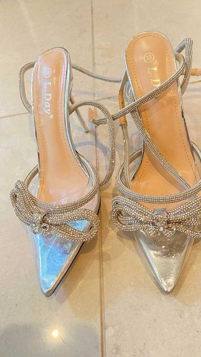 Стильні вишукані босоніжки