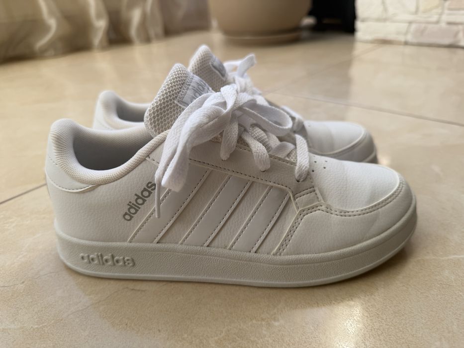 Adidas білі кросівки