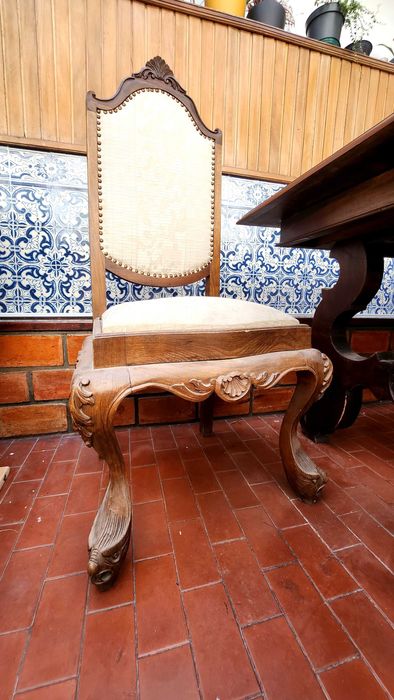 Cadeira de sala de jantar antiga.