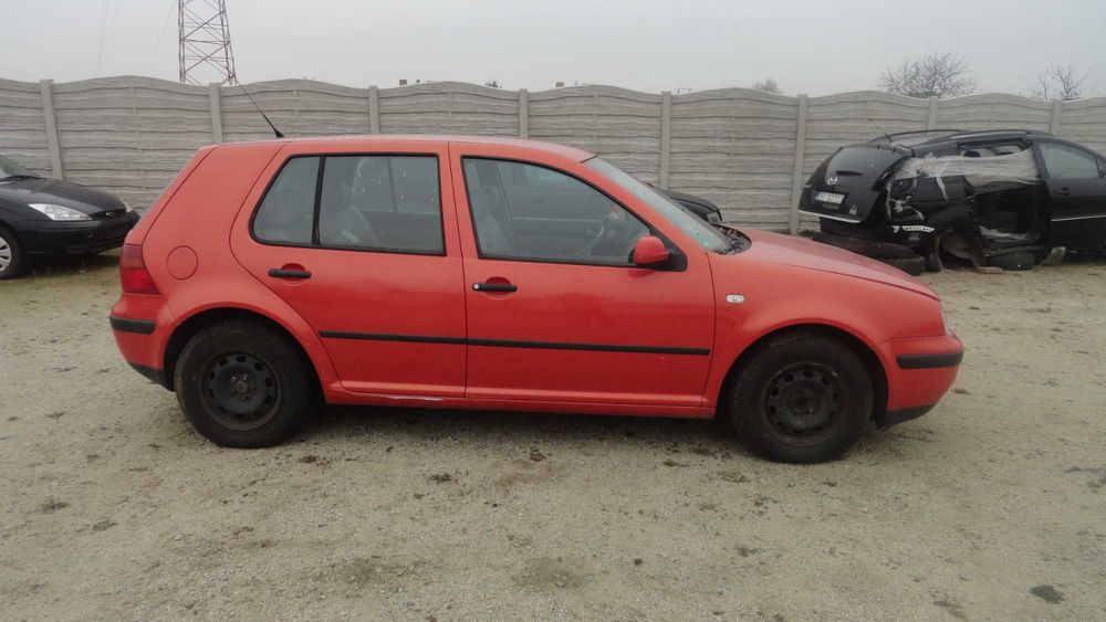 Volkswagen Golf 4 Na Części 5 Drzwi Na Części poje 1390 kolor LHZY