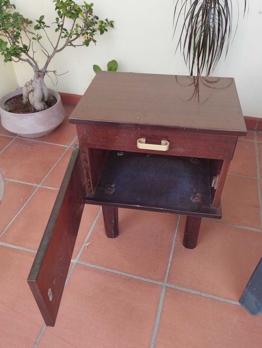 Mesa cabeceira antiga