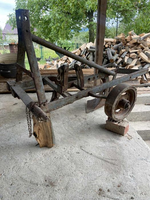 Плуг двохкорпусний