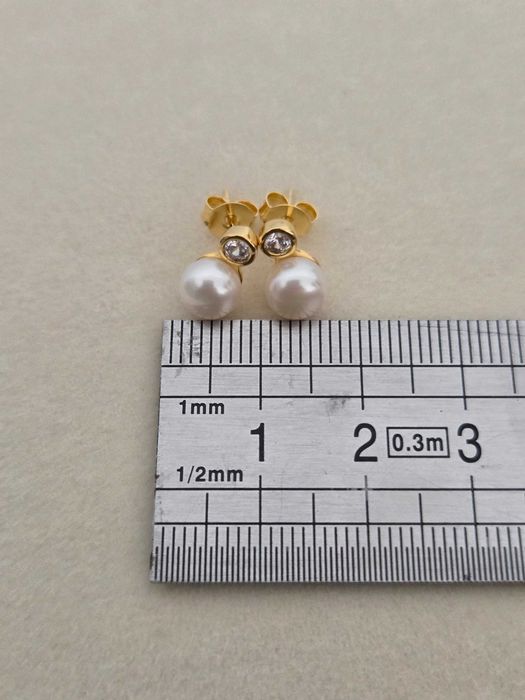 Brincos dourados com brilhante e pérolas falsas