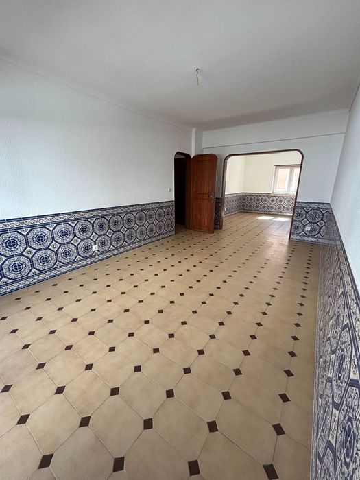 Apartamento T2 espaçoso com varanda em Santo António, Costa da Caparica