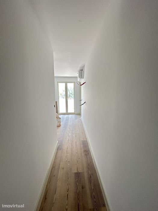 Vende-Se T2 Duplex Novo, Com Terraço E Suíte, No Centro De Braga.