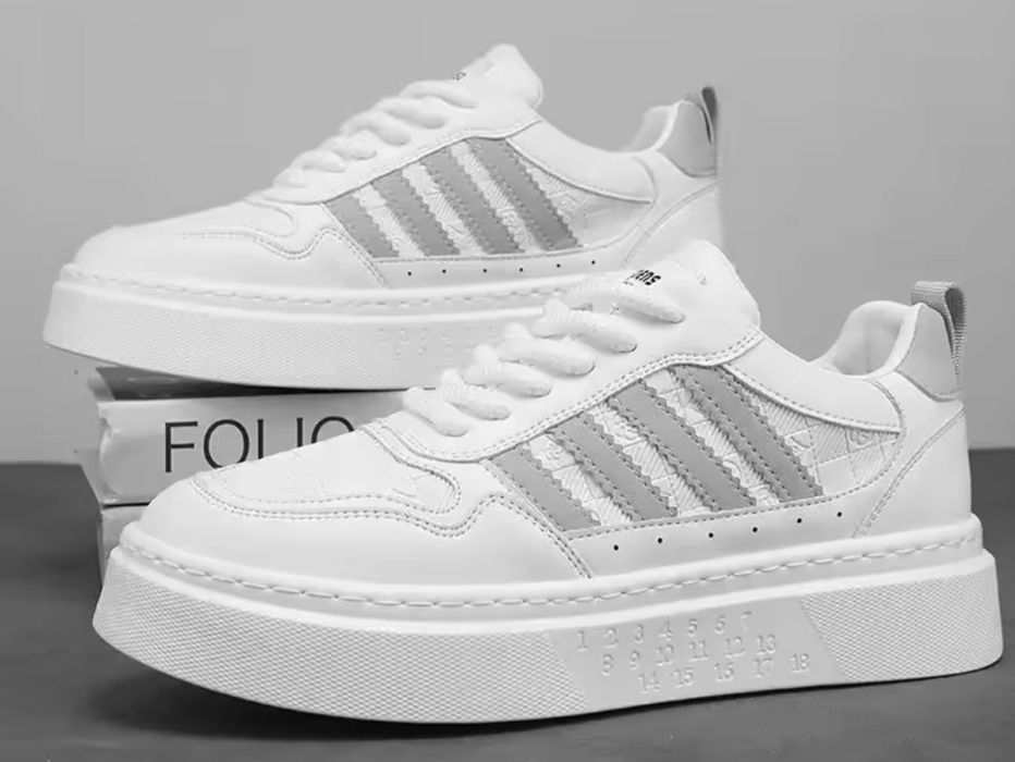 Стильные белые кроссовки