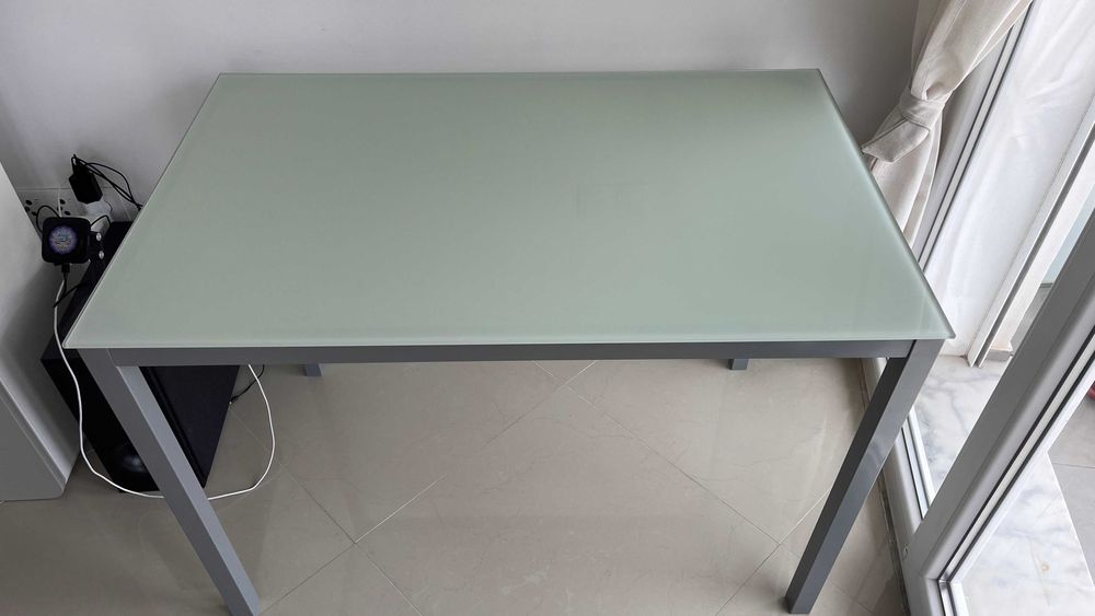 Mesa com tampo de vidro verde esmeralda