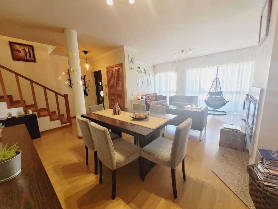 Mesa Extensível e Cadeiras como novas