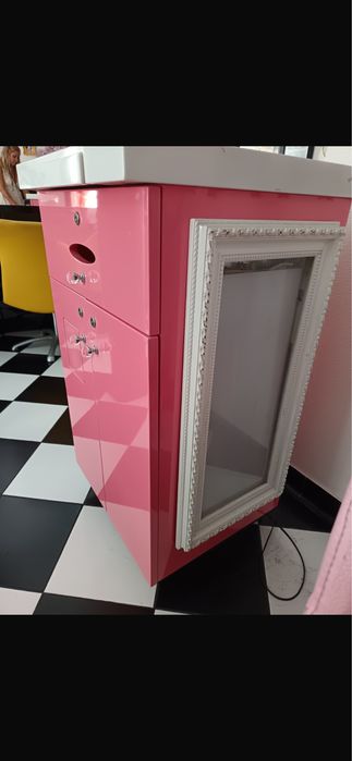 Movel de cabeleireira Rosa com gavetas em branco, em muito bom edtsdo