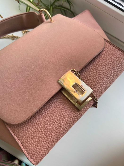 Рожева сумка – стильна і яскрава. Виготовлена з якісних матеріалів