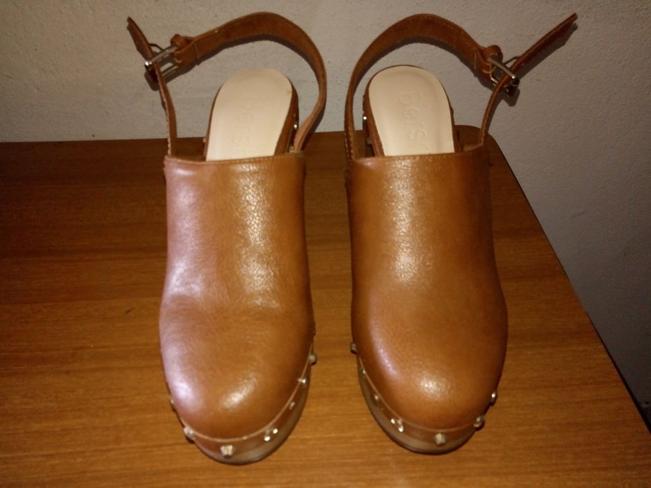 Sandálias fechadas novas