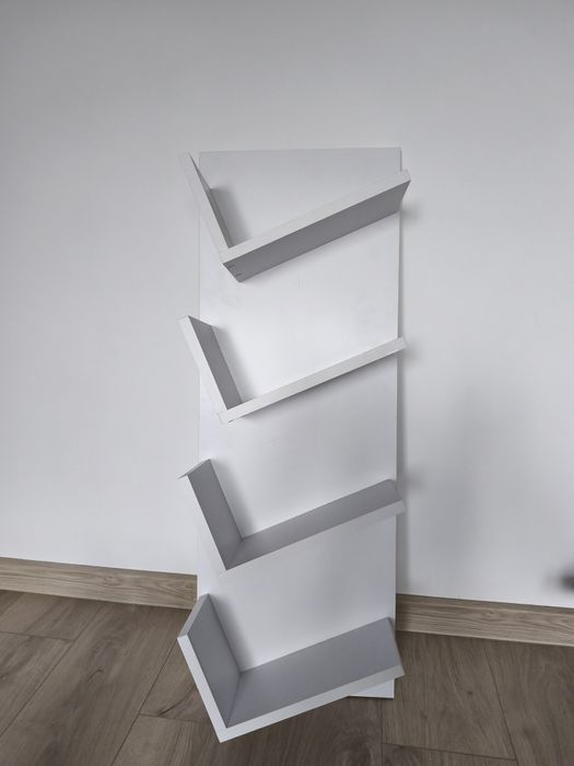 Półka wisząca na książki