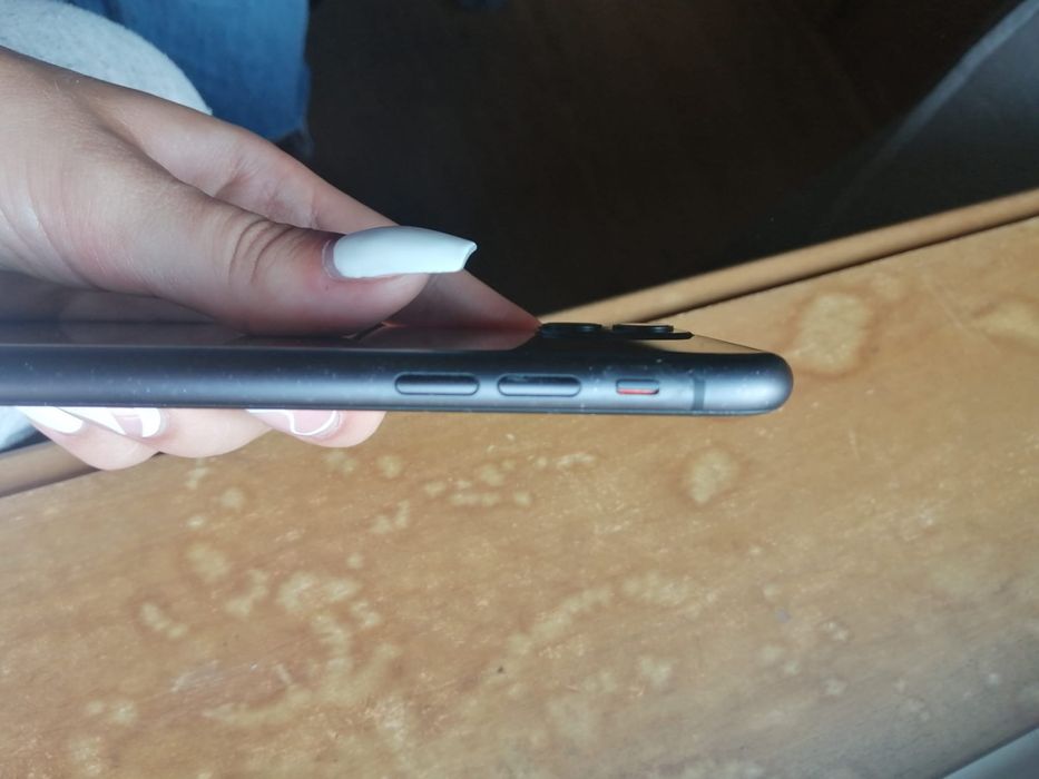 iPhone 11 usado (semi-novo) com capa preta