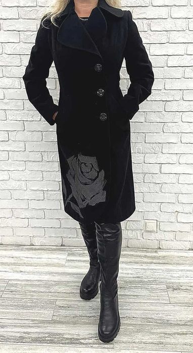 Приталене пальто з натуральною вовною.