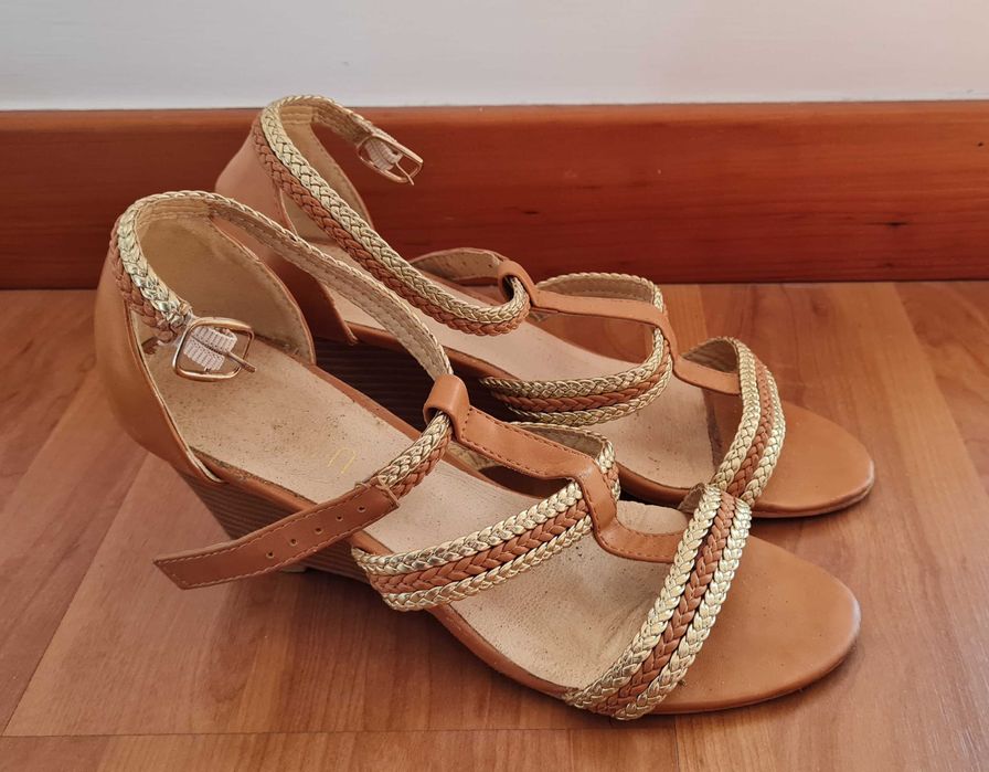 Sandalias de cunha lindas 36