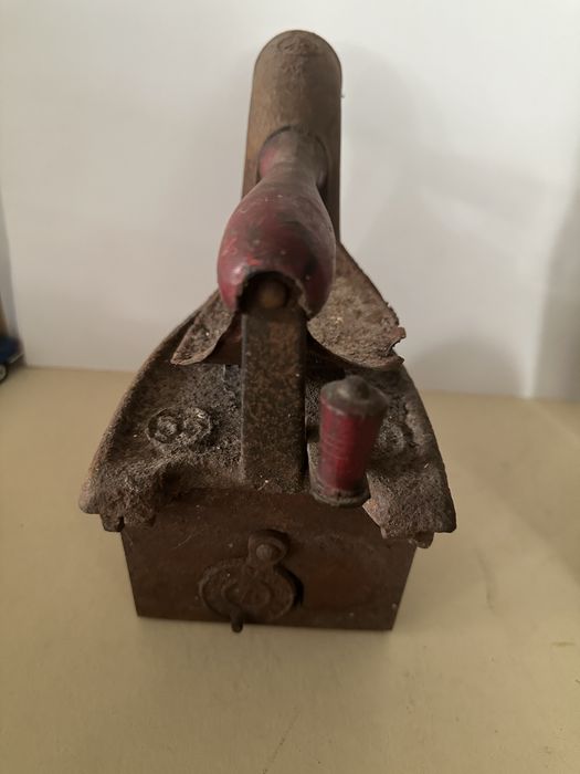 Ferro antigo a carvão