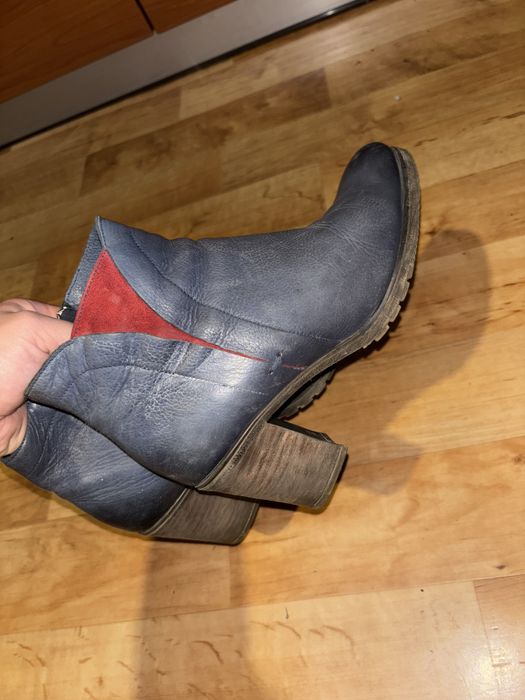 Skórzane botki na słupku