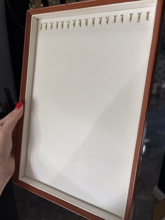Tacki do biżuterii ekspozytory jubilerskie skórzane białe