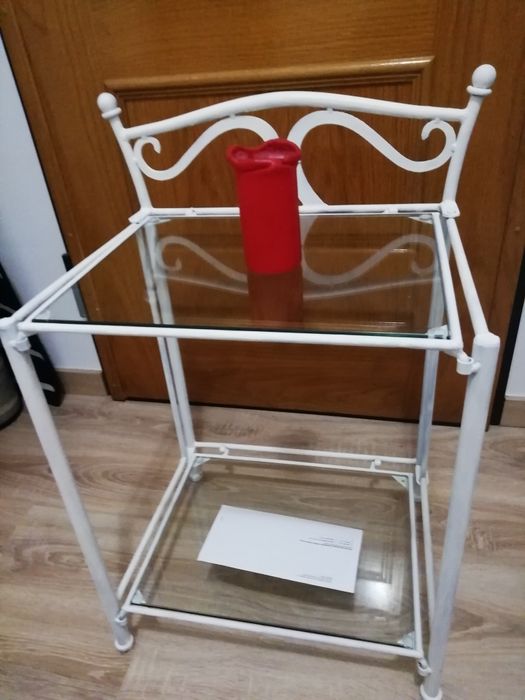 Mesa de apoio/cabeceira em metal e com 2 prateleiras de vidro.